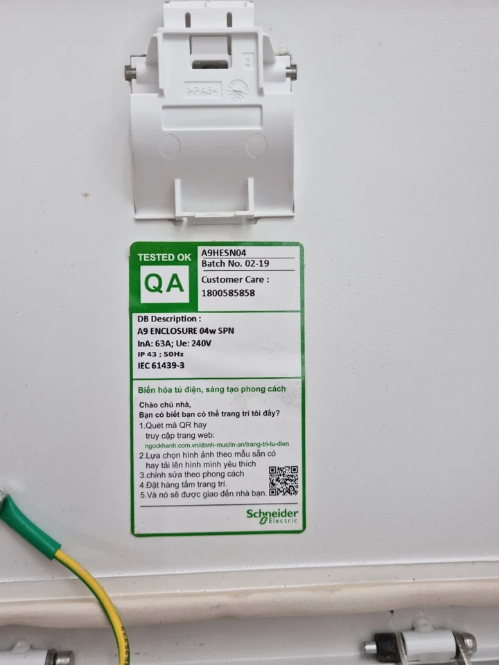 Schneider Electric A9HESN04 4 Module Metal Distribution Board New